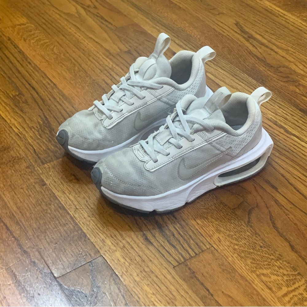 Nike Air Max INTRLK Lite Sneakers Shoes 
White/Light Gray Colors
Girls Size 4
S